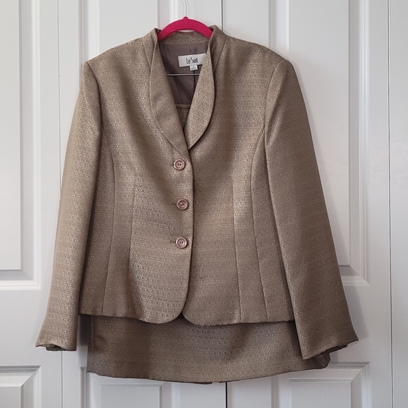 Le Suit Dresses & Skirts - LeSuit Tan Shimmer Suit